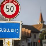 Panneaux de localités à l'envers, comme durant le week-end à Cuarnens (VD): les paysans suisses posent aussi leurs revendications. KEYSTONE/VALENTIN FLAURAUD